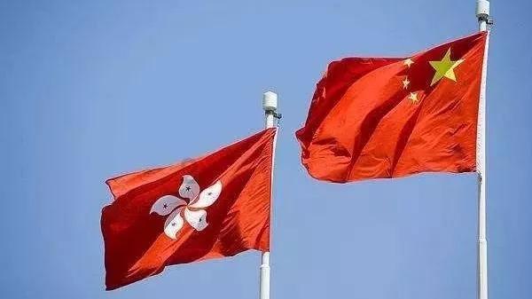 5球惨败,76岁霍奇森场边呆立望着来客场支持自己的球迷